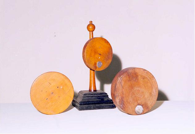 Base di legno con 4 pezzi di legno per lo studio dell'equilibrio